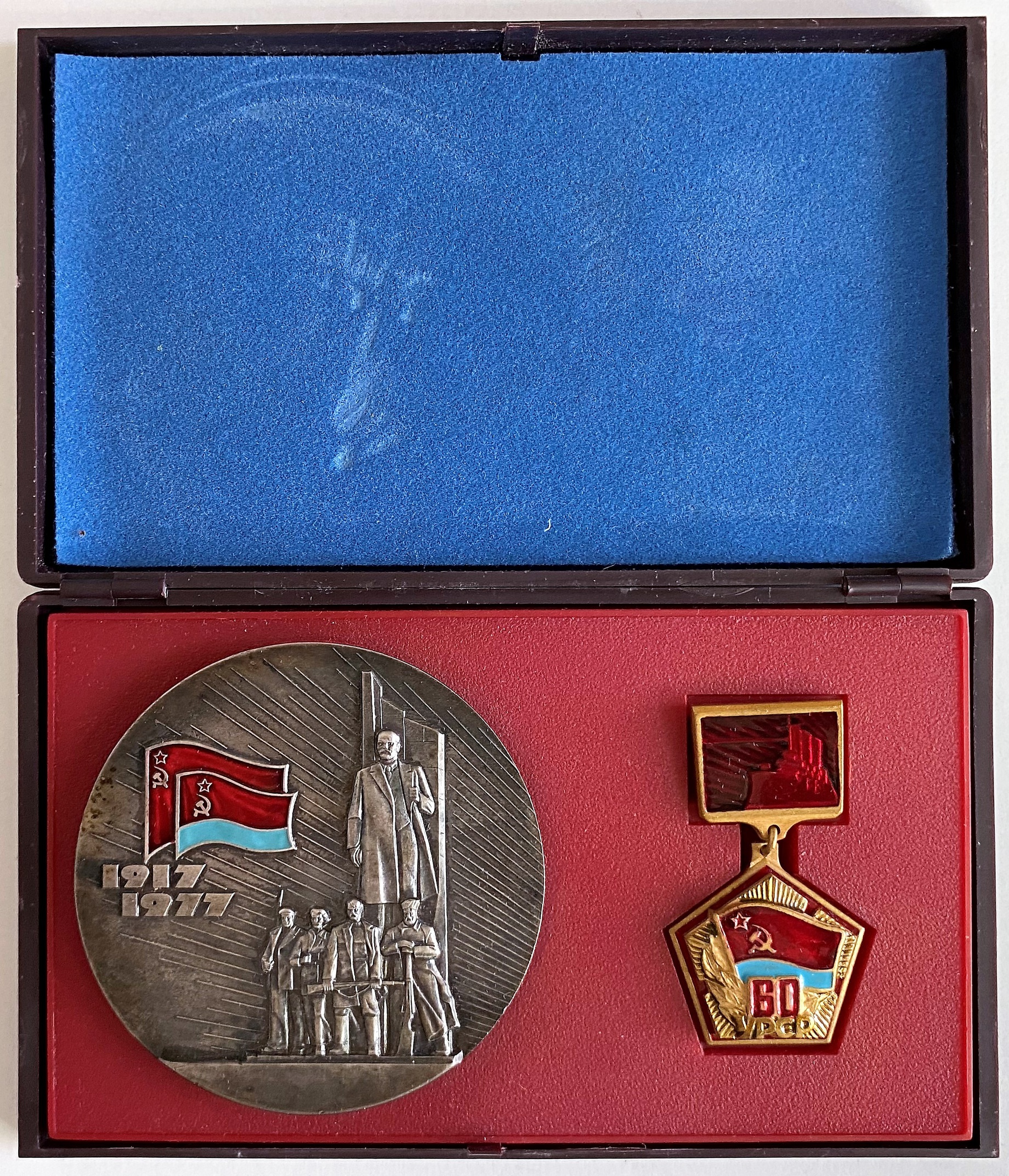 Медаль настольная 60 лет УРСР со знаком в родной коробочке СССР