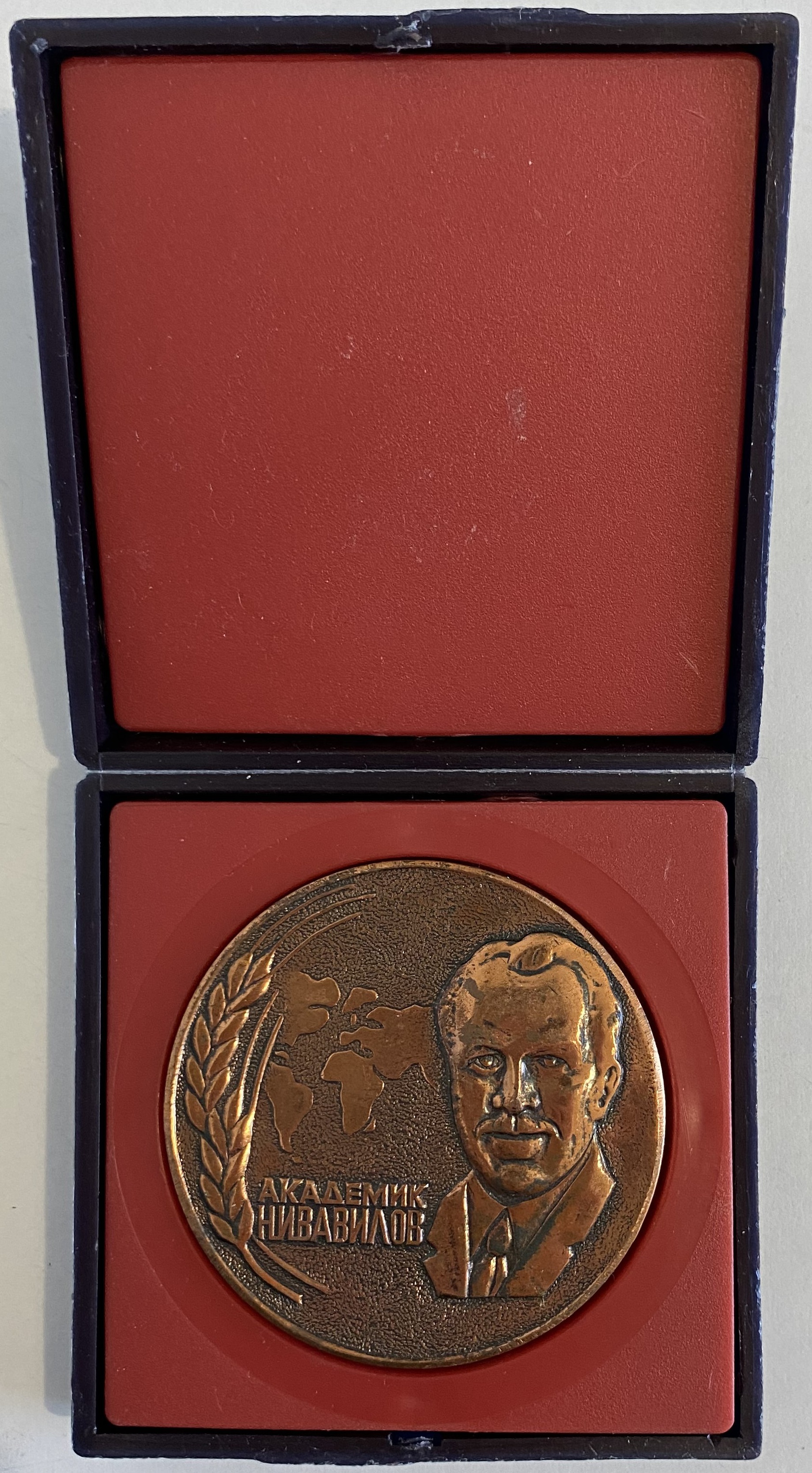 Настояльная медаль советская СССР академик Вавилов 100 лет со дня рождения 1987 год