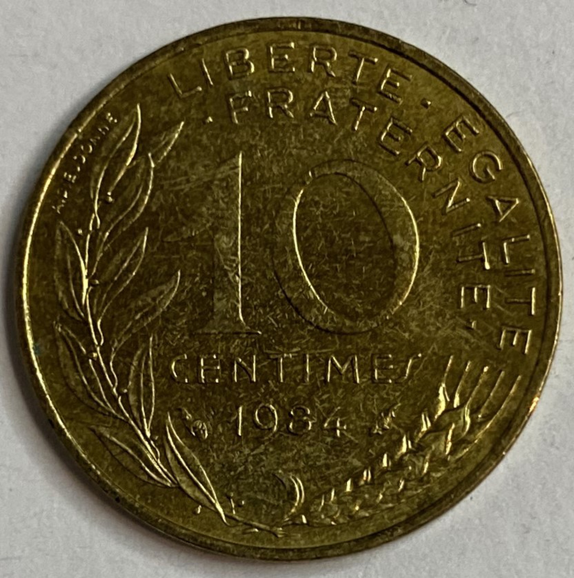 Иностранная монета 10 сантимов Франция 1984 год
