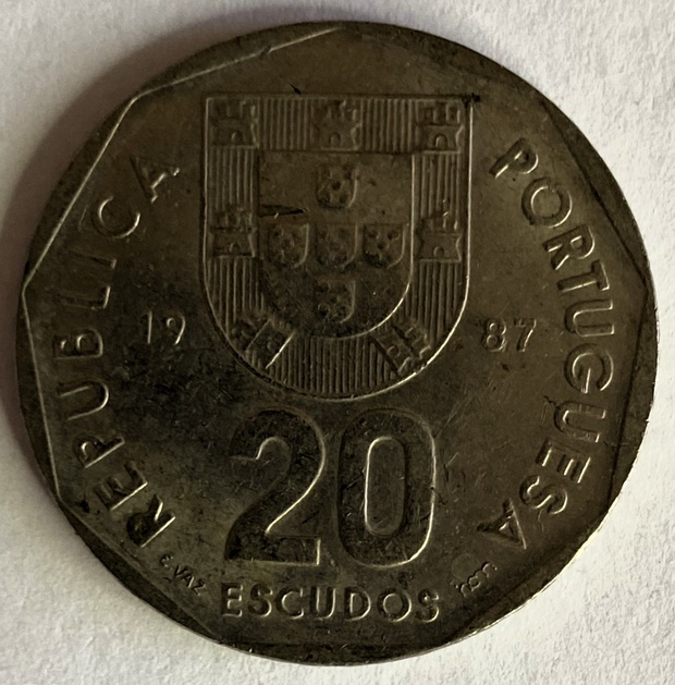 Иностранная монета 20 Эскудо Португалия 1987 год