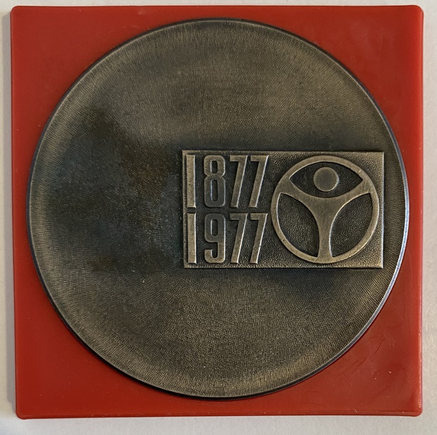Настояльная медаль советская СССР 100 лет заводу хронотрон Ленинград 1977 год